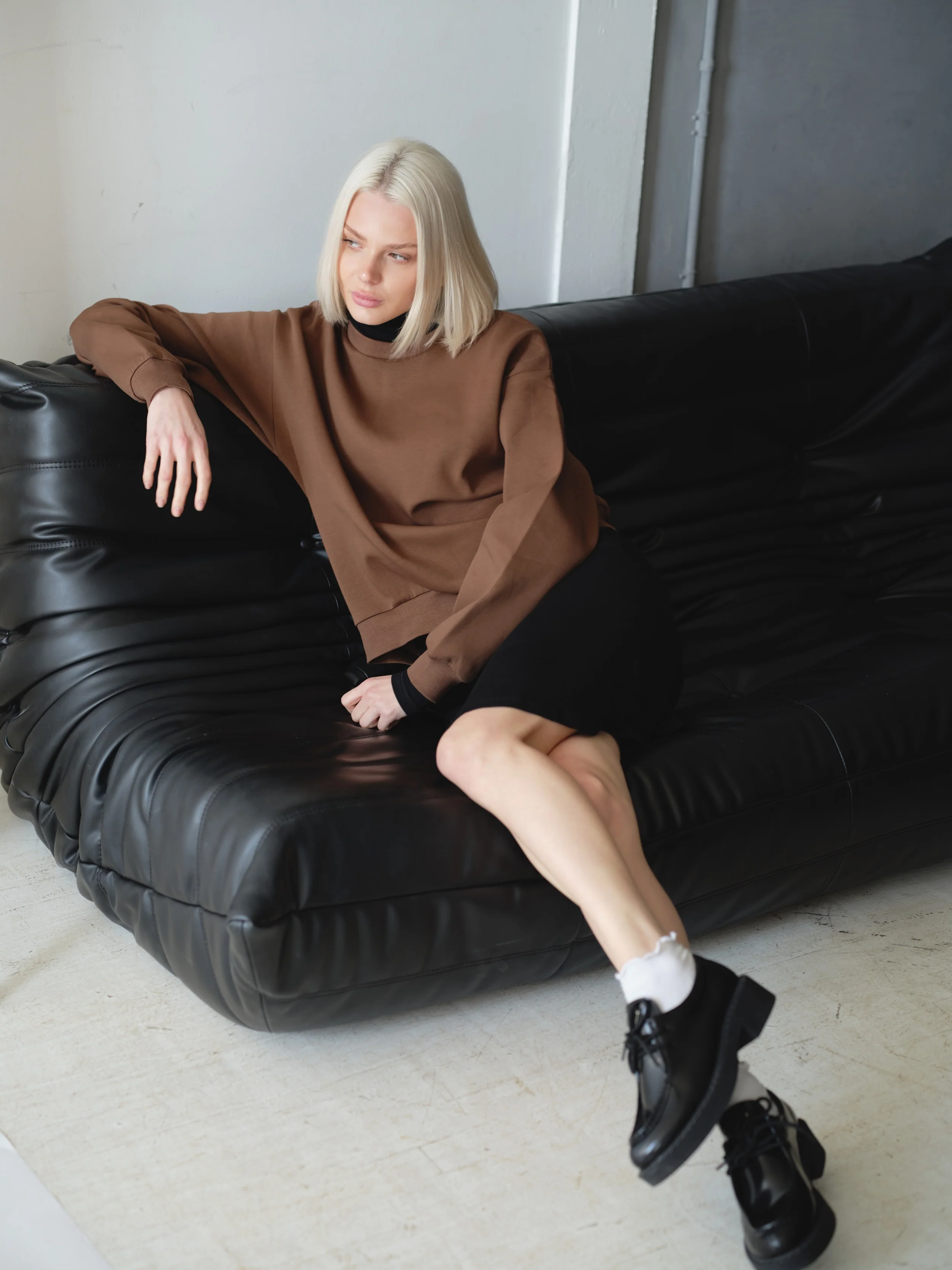 Oversized Classic Sweatshirt - Image 9